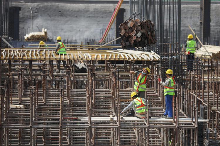 6月3日,工人在甘肃简牍博物馆建设工程现场施工.